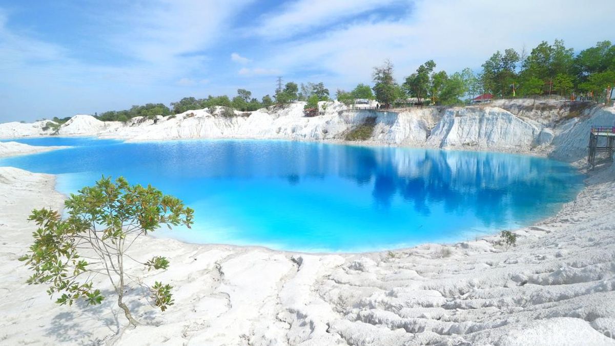 danau-kaolin-keajaiban-alam-biru-di-belitung