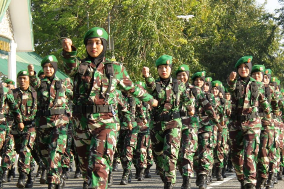 tentara perempuan yang sedang bertugas di lapangan, menunjukkan keberanian dan dedikasi mereka dalam menjaga keamanan