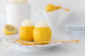 Sorbet lemon segar dalam gelas koktail, dihiasi irisan lemon untuk tampilan elegan dan menggoda