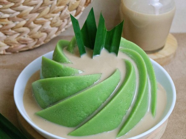 Puding Pandan Segar: Puding pandan berwarna hijau cerah dengan tekstur lembut