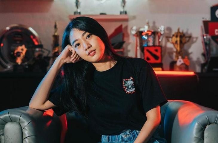 Perjalanan Nona Berlian Dari Lapangan Hijau Televisi ke Arena Digital