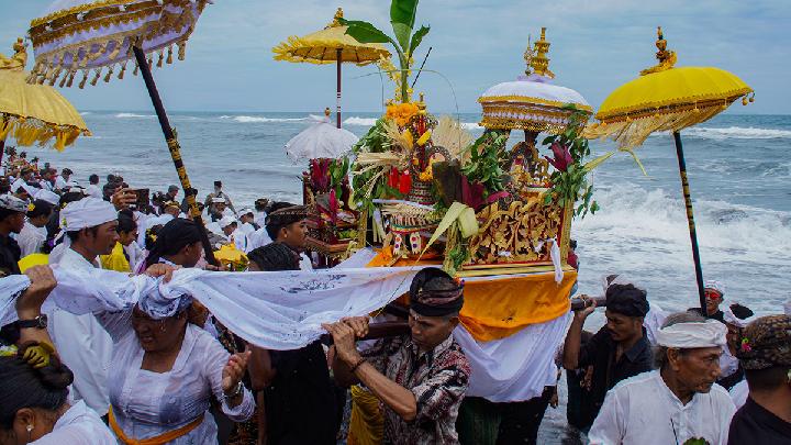 Tradisi Melasti, Ritual Pensucian Diri yang Tetap Hidup 3 Mengapa Laut Menjadi Lokasi Utama Melasti