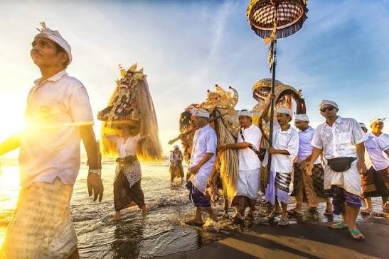 Tradisi Melasti, Ritual Pensucian Diri yang Tetap Hidup 2 Mengenal Tradisi Melasti dan Makna Spiritualnya