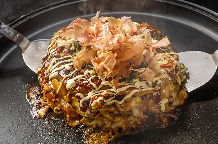 Okonomiyaki, Jajanan Jepang Populer yang Kaya Rasa 3 Bahan Utama yang Membuat Rasanya Istimewa