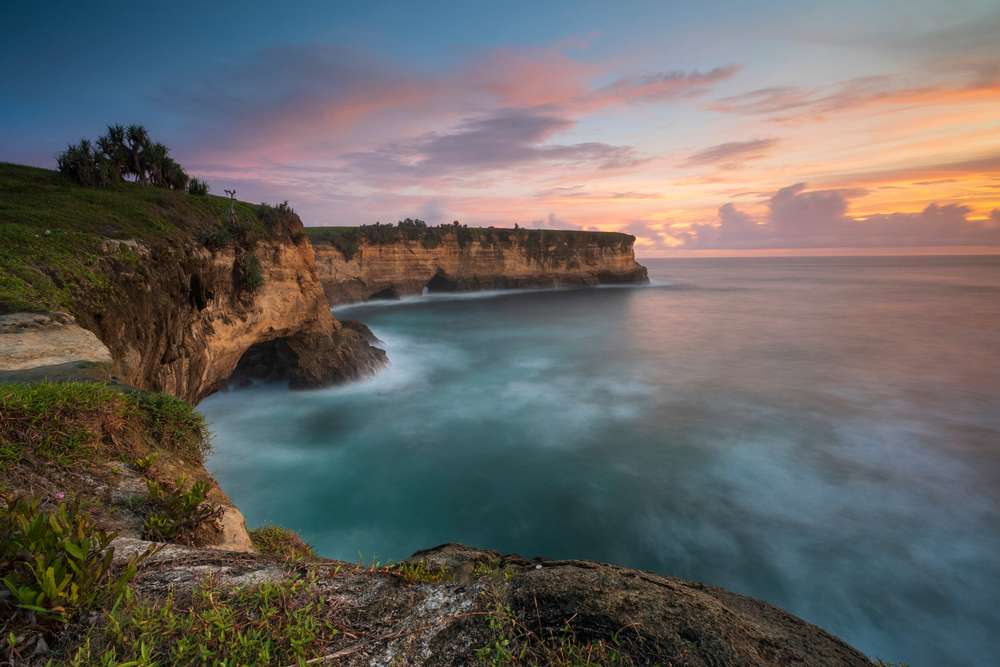 Keindahan Alam Pantai Klayar yang Sulit Ditandingi
