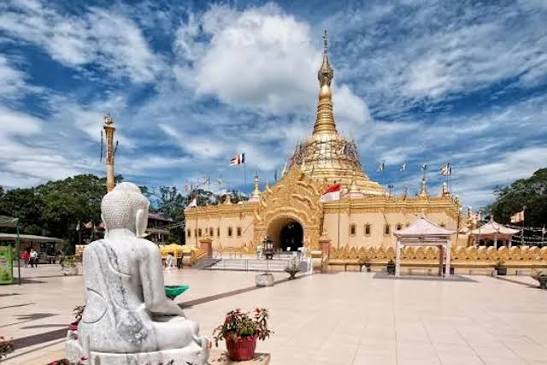 Taman Alam Lumbini, Pesona Wisata Spiritual dengan Keindahan Arsitektur Megah di Kaki Gunung 2 Taman Alam Lumbini